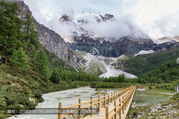 雪山與溪流