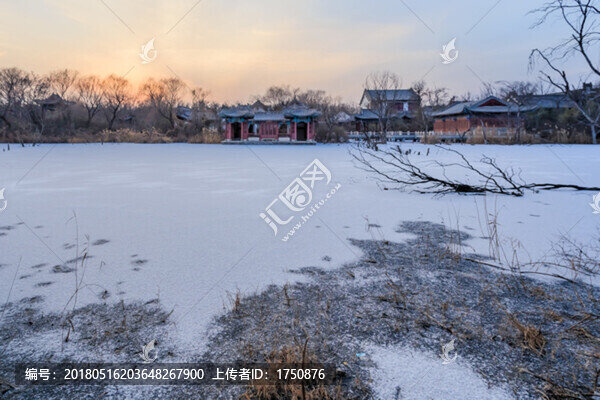 暮色中的冰雪濕地