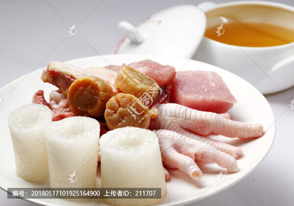 清雞湯瑤柱燉竹蓀菌
