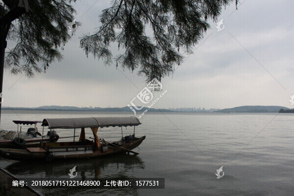 湖水游船