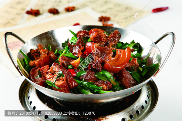 干鍋韭菜燜罐肉