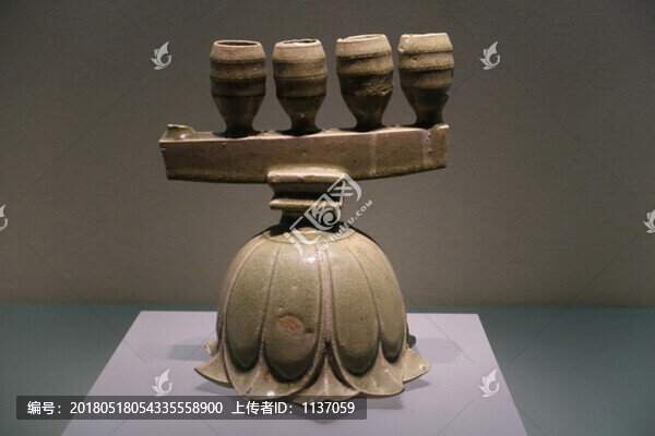 北朝,青釉覆蓮座燭臺