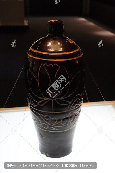 宋,黑釉刻花梅瓶