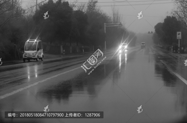 雨中行車
