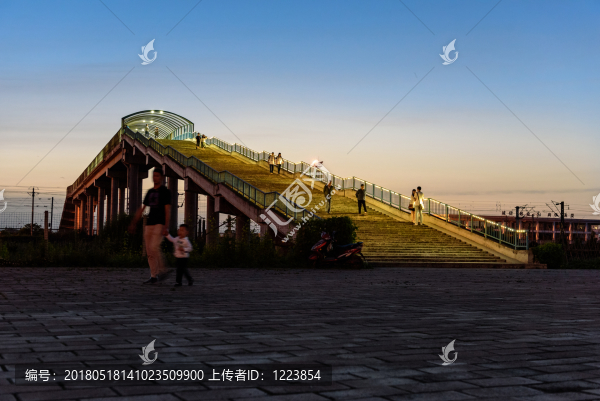 高鐵人行橋