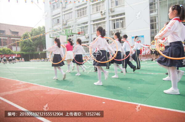 操場上的學生