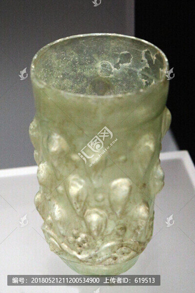 淺綠色玻璃杯