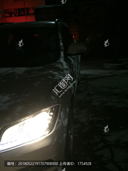 燈影下的汽車(chē)