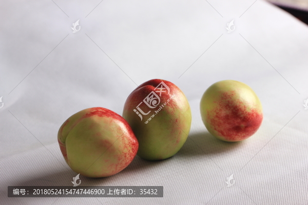 三个桃子