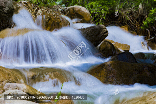 溪流淙淙