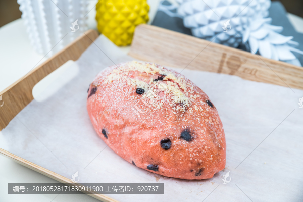 草莓軟歐包