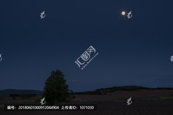 夏季鄉(xiāng)村月色