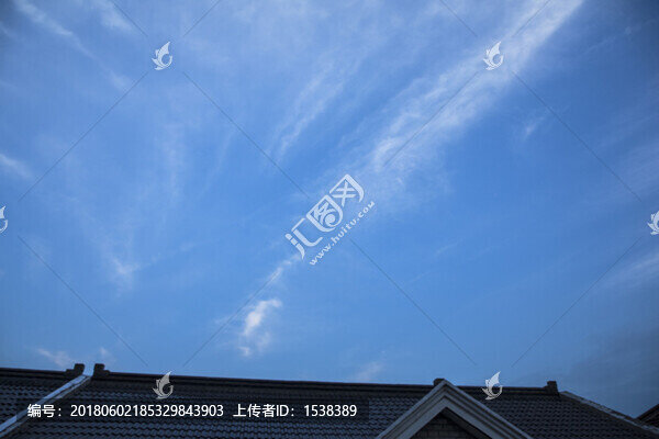 藍(lán)天白云,屋脊,流云