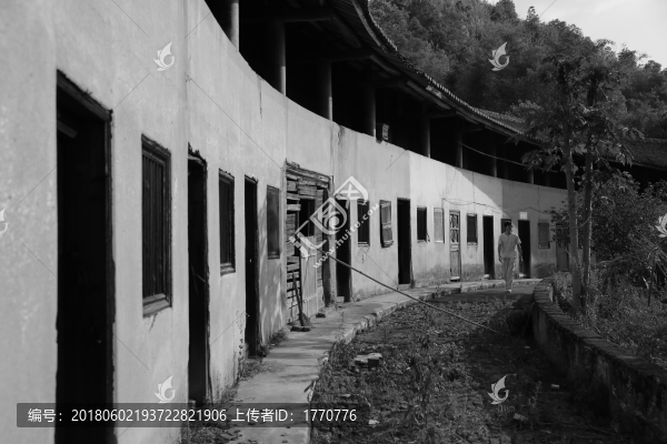 黑白圍龍屋