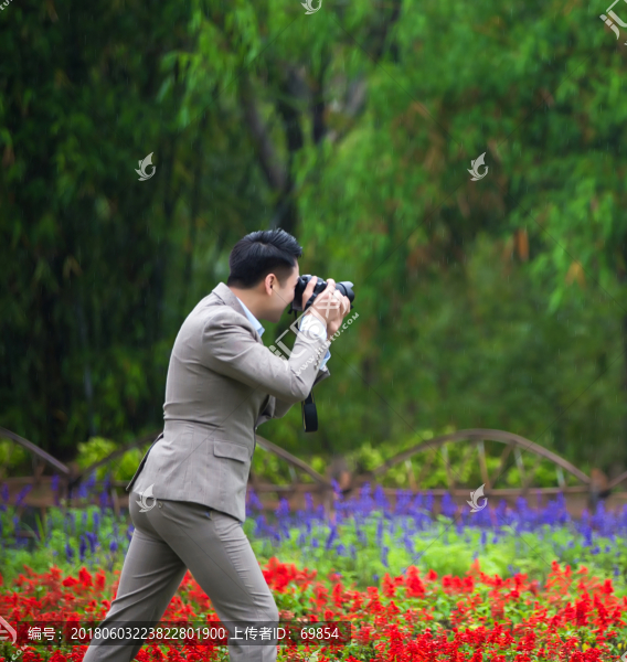 公園里拍攝的男子