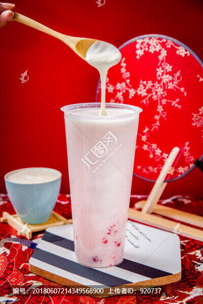 草莓優(yōu)格酸奶昔