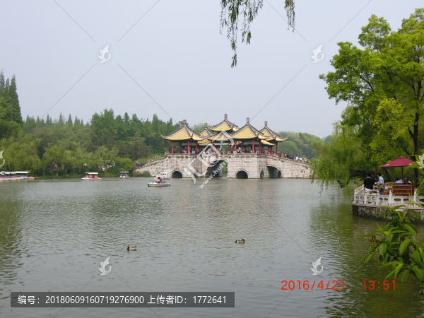 湖面上的五亭橋