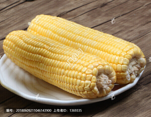 盤子上的玉米