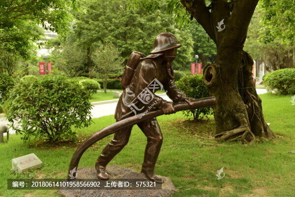 消防員雕塑