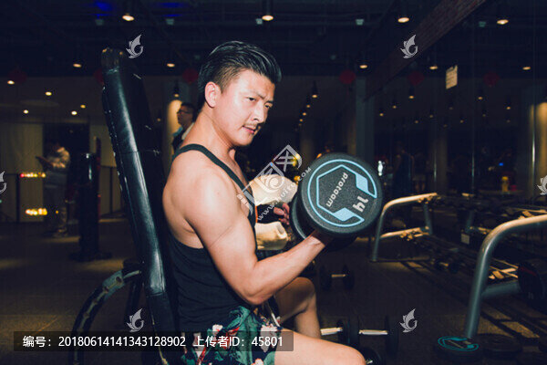 練肌肉的男士