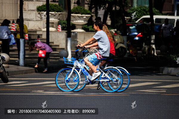 騎共享單車的人