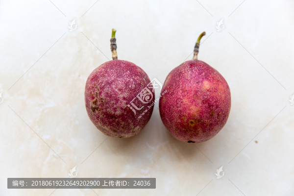 百香果,兩個(gè)百香果