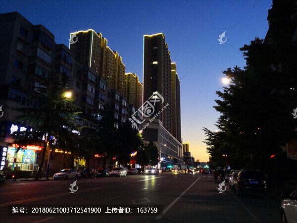 日落后的高樓馬路