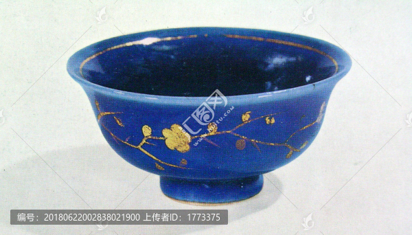 描金折枝梅紋藍(lán)釉杯