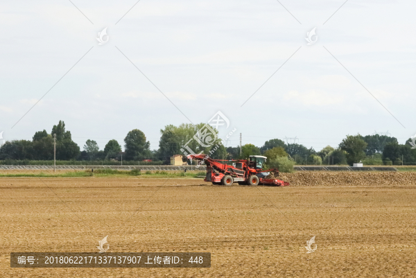 農(nóng)場(chǎng)收割機(jī)