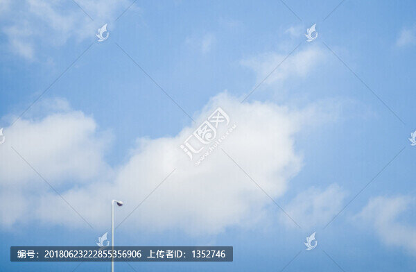 藍(lán)天白云路燈