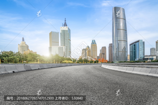 公路路面和城市建筑群