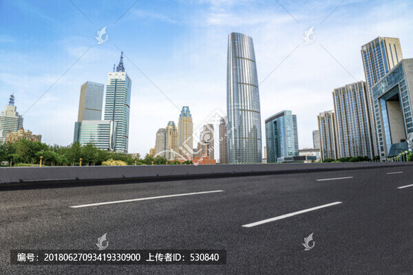 公路路面和城市建筑群