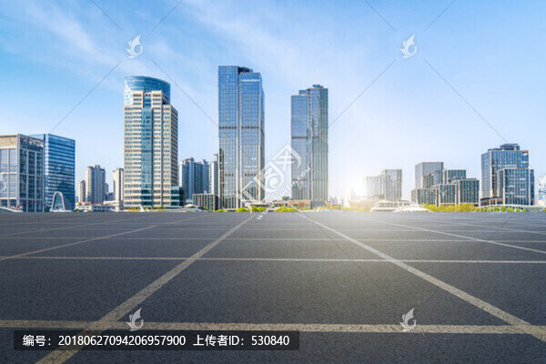 柏油馬路和城市建筑群
