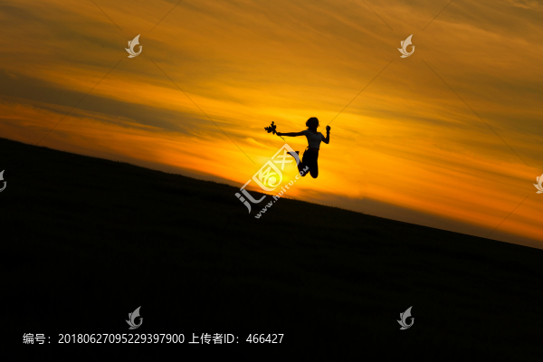 傍晚少女剪影