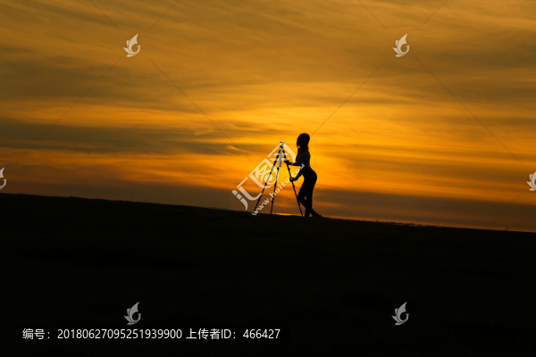 傍晚少女剪影