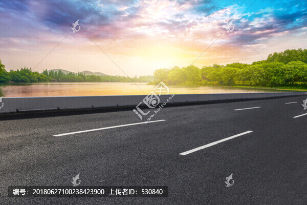 公路和山水湖泊