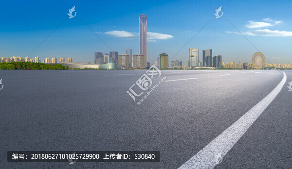 公路路面和城市建筑群