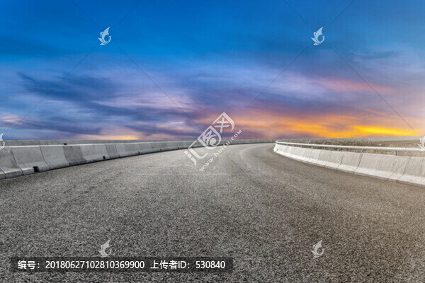 晚霞下的城市道路瀝青路面