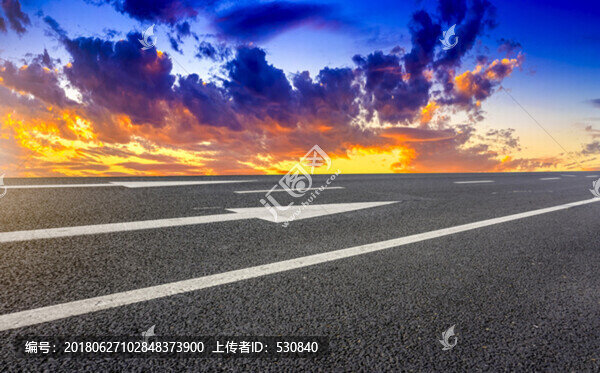 晚霞下的城市道路瀝青路面
