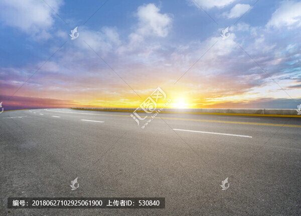 晚霞下的城市道路瀝青路面