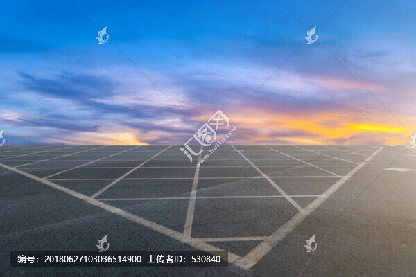 晚霞下的城市道路瀝青路面