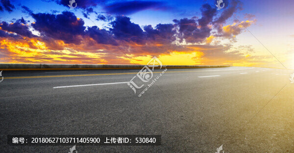 晚霞下的城市道路瀝青路面