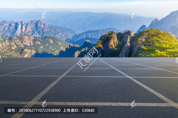 遠山山林和城市道路瀝青路面