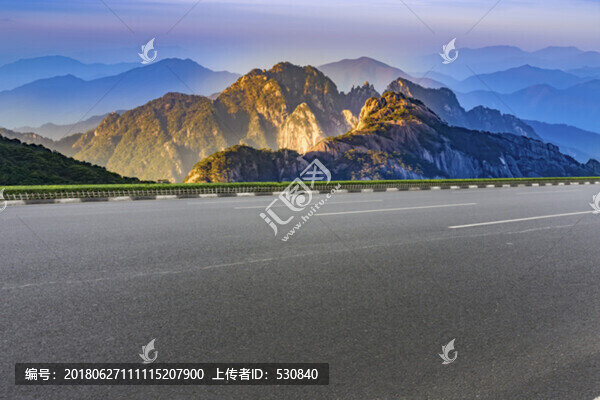 城市道路瀝青路面和遠山
