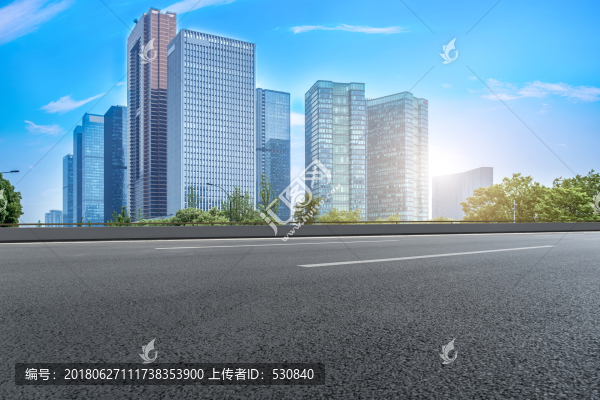 柏油馬路和城市建筑群
