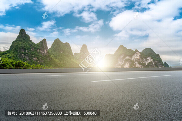 城市道路瀝青路面和山水風(fēng)光