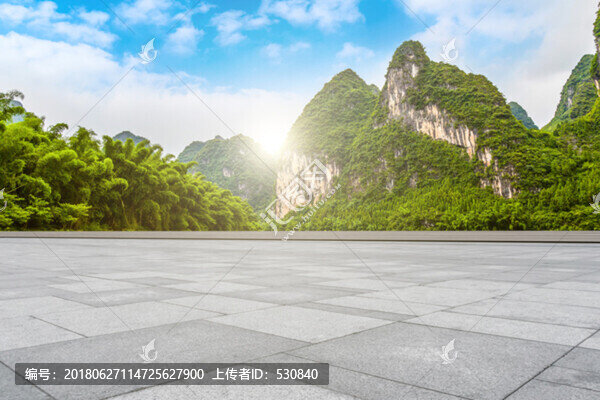 城市廣場道路路面和遠山景觀