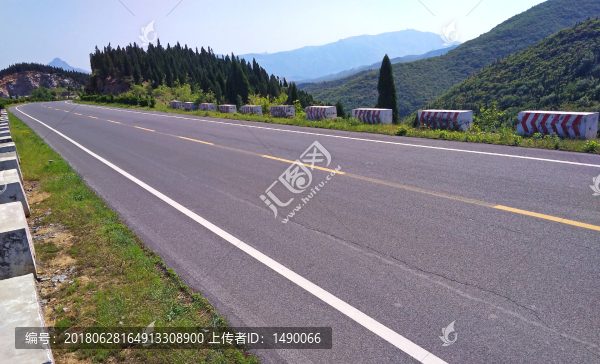 山嶺上的柏油大路