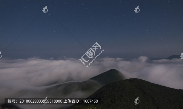 星空下的云