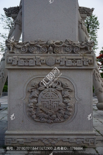 蝙蝠銅錢福在眼前